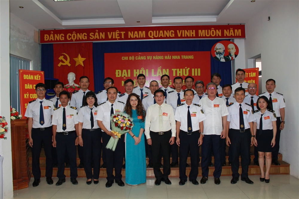 Đại biểu Lãnh đạo Đảng ủy Cục Hàng hải và Đường thủy Việt Nam, Đại biểu khách mời chụp hình lưu niệm cùng toàn thể đảng viên Chi bộ